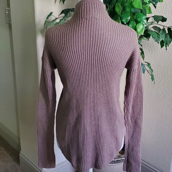 Express Curved Hem Funnel Neck - Picture 3 of 8